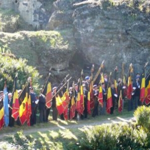 Les nombreux drapeaux presents, nationaux et autres