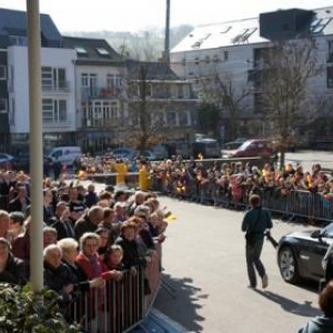 35. Les eleves et habitants attendent la sortie de la Princesse 35. Les eleves et habitants attendent la sortie de la Princesse