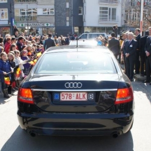 74. Depart des voitures de l'escorte 74. Depart des voitures de l'escorte