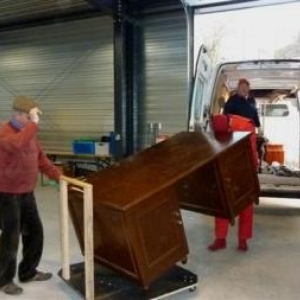 Dechargement des dons ( Photo J. Blavier ) Dechargement des dons ( Photo J. Blavier )