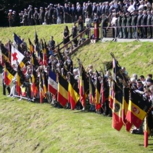 La tribune officielle avec la musique militaire et drapeaux 