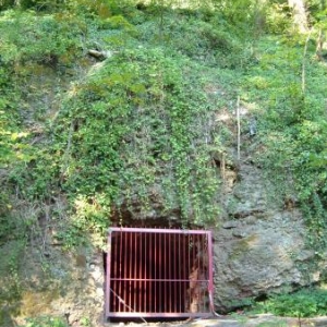 La grotte qui servit d'abri durant la guerree 1940 - 1945