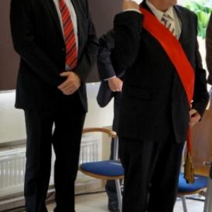 22. Le Commissaire d'arrondissement, Albert Stassen, ajuste son echarpe 22. Le Commissaire d'arrondissement, Albert Stassen, ajuste son echarpe