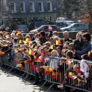 39. Les eleves et habitants attendent la sortie de la Princesse