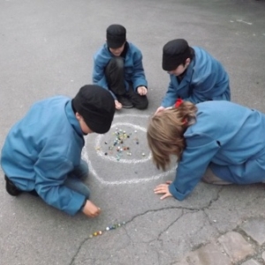 Jeu de billes dans la cour de l'ecole