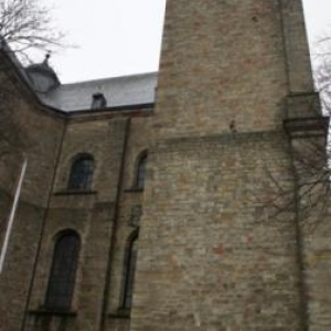 Une des deux tours de la cathédrale dont S. Demoulin fait allusion
