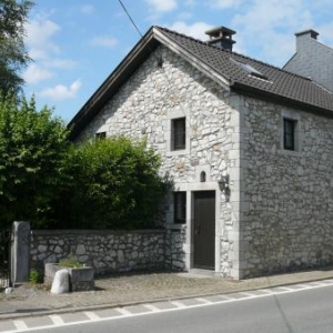 Maison avec son bac de pierre