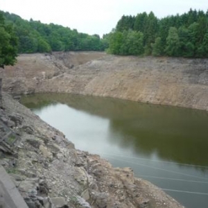 La faune piscicole s est concentree dans un volume de 250000 m cube d eau avec apport d oxygene 