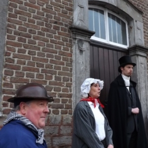 Le depute haranguant son peuple ...