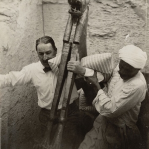 HOWARD CARTER et Touthmose, sculpteur officiel de la royauté.