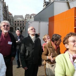 A l'ecoute des informations de la guide devant la cathedrale de Delft