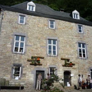 La Halle de Gretedar garnie par la delegation de Liege