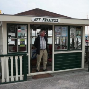 Volendam : un coin pour bavarder face a la mer et a l' abri des embruns !