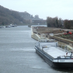 Bateau en attente niveau inferieur ( cote Pays - Bas )