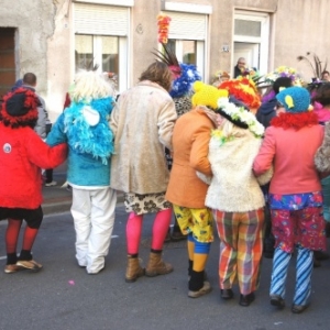 La bande occupe toute la largeur de la chaussee La bande occupe toute la largeur de la chaussee