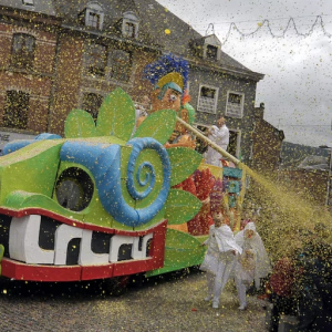 À Stavelot, les Blancs Moussis canardent jusqu'à 8 tonnes de confettis. Qui pèsent leur poids, surtout s'il pleut. ©EDA