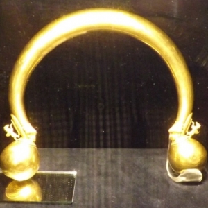 Le torque, collier gaulois en or fin (480 g), travail unique
