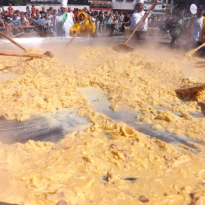 MALMEDY                         10000 œufs pour deux omelettes géantes et … savoureuses !     