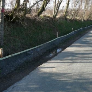 La bache de retenue en bordure de route