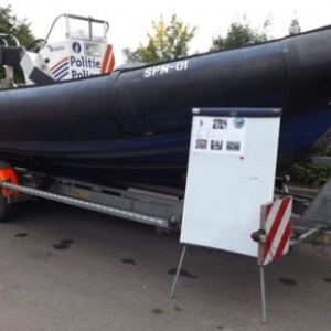 le bateau de la police des voies navigables 