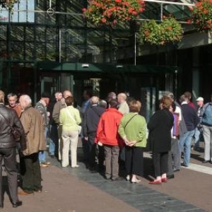 Amsterdam : le groupe tres docile durant une pause obligee Amsterdam : le groupe tres docile durant une pause obligee