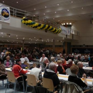 Ambiance festive dans la salle "La Fraternite"