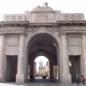 La porte de Menin, un arc de triomphe imagine en 1921 