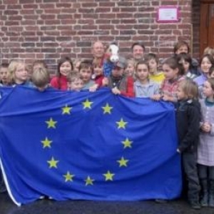 Photo souvenir avec le drapeau europeen Photo souvenir avec le drapeau europeen