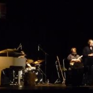 Serge UTGE - ROYO en prestation devant un public ravi