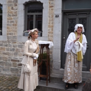 Devant la demeure d'un bourgeois local ....