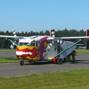 Avion charge du transport des parachutistes