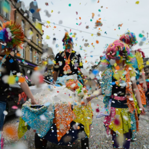 Des millions de confettis se retrouvent au sol lors des nombreux carnavals. ©ÉdA – Florent Marot 