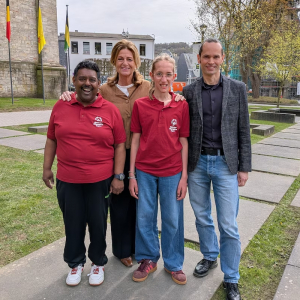 Deux athlètes régionaux, Ajoy Reuter et Nora Collette, entourés de la présidente des Special Olympics Belgium Christine De Keersmaeker et le directeur national Dominique Dehaene. ©EdA G.B.