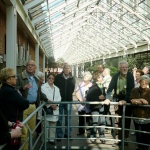 Amsterdam : a l' ecoute du guide durant la visite de l' hotel de ville Amsterdam : a l' ecoute du guide durant la visite de l' hotel de ville