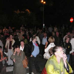 Le public present devant l'Hotel de Ville