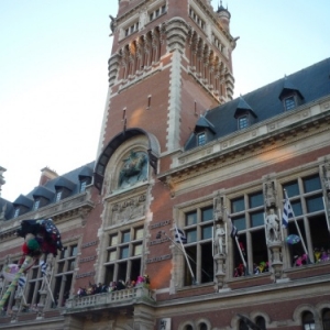 Devant l'hotel de ville dans l'attente du lancer de harengs Devant l'hotel de ville dans l'attente du lancer de harengs