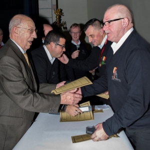 Le President d'Honneur felicitant le President ..( Photo de G. Blanchy )