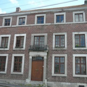 Maison avec facade de briques et petit balcon