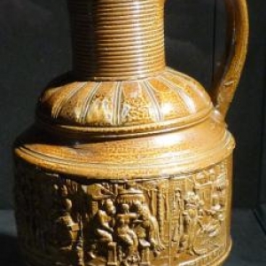 Cruche precieuse avec frise de panse relatant l'histoire de la " Chaste Suzanne " ( 1584 / céramique en gres de Raeren )