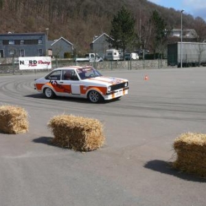 Maitrise de conduite automobile sur route seche