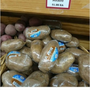 Emballage stupide : Des pommes de terre en robe de chambre en plastique.