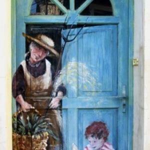Portes peintes ( photo F. Detry )