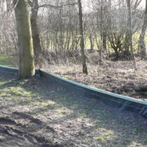 La bache de retenue en bordure de route La bache de retenue en bordure de route