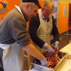 Preparation de la salade russe par le futur Trouv'le et par l'Echevin du Tourisme