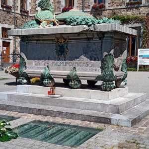 Devant le monastère,le cénotaphe à la mémoire des morts de la Première Guerre ( 1914 - 1918 )