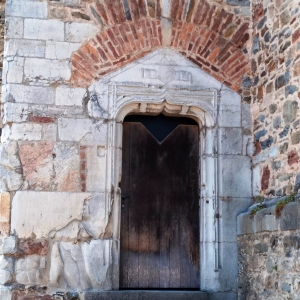 Porte latérale de la tour