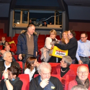 L artiste partage un bac de bieres avec le public