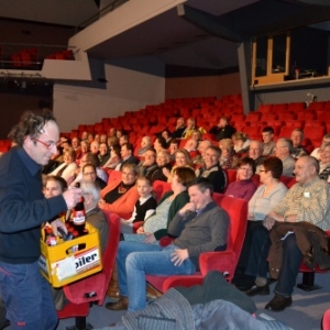 L artiste partage un bac de bieres avec le public