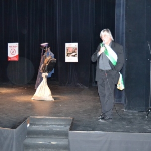 Gian Pietro Benedetti de la confrerie de la Djote explique l'utilisation des benefices