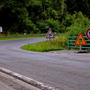 ATTENTION, revetement de route dangereux